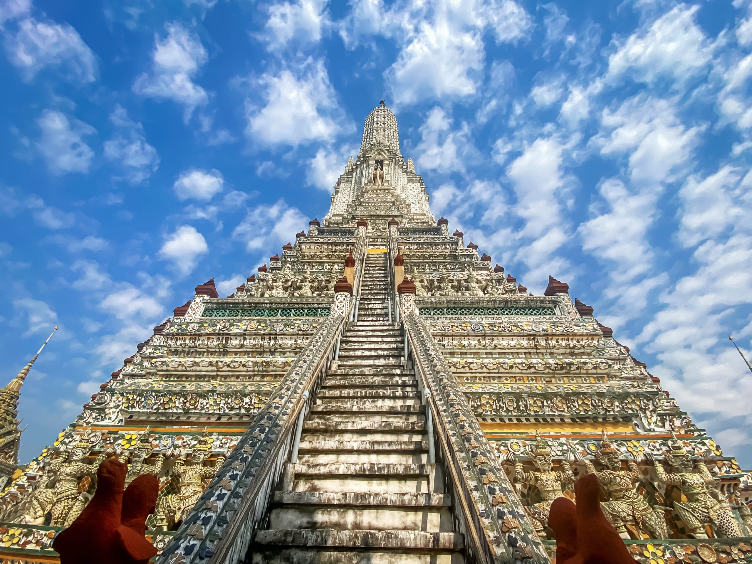 Le temple Wat Arun à Bangkok au bord du Chao Phraya