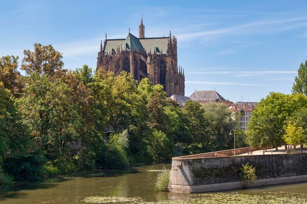 La cathédrale Saint-Étienne de Metz vue depuis les bords de la Moselle